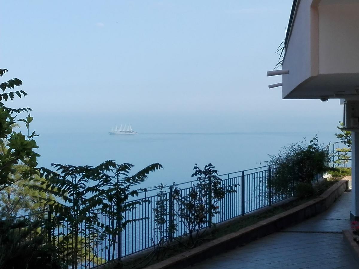 مبيت وإفطار يتوجاني La Nave Sul Mare Di Taormina المظهر الخارجي الصورة