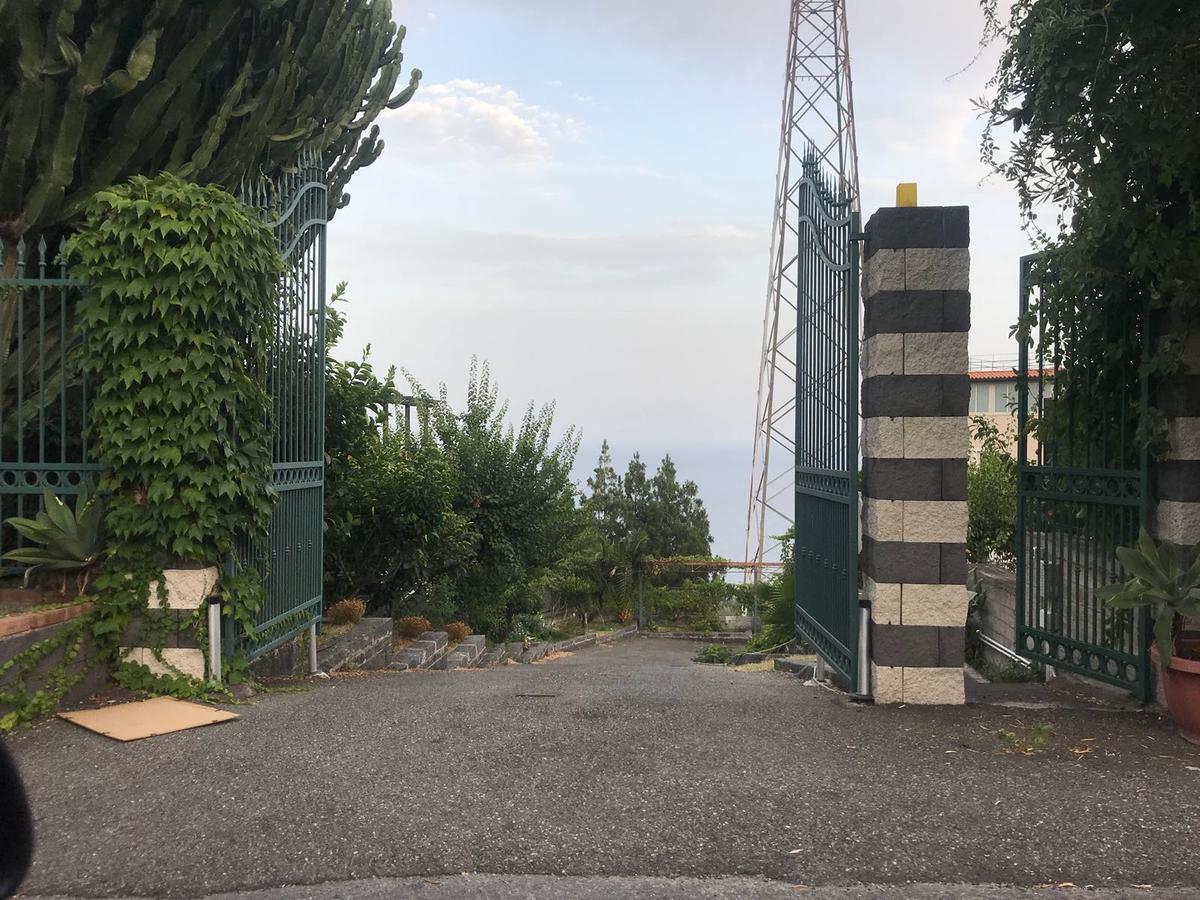 مبيت وإفطار يتوجاني La Nave Sul Mare Di Taormina المظهر الخارجي الصورة